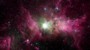 Karina Bulutsusu 'nun yıldız alanına kusursuz döngü uzay uçuşu. Ortasında parlayan ve dönen bir yıldız var. Yıldız alanı, Galaksi ve Nebula ile 4K 3D Uzay Yolculuğu. NASA resimleriyle döşenmiş elementler.