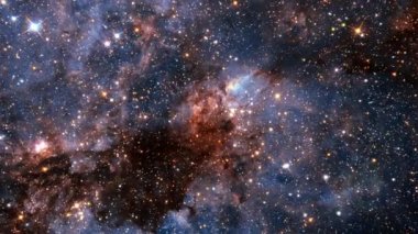 Dış uzayda parlayan Samanyolu Galaksisi 'ne doğru kusursuz bir galaksi keşfi. Parlayan bulutlar, bulutlar ve yıldızlar arasında uçan 4K döngü animasyonu. NASA görüntüsü tarafından desteklenen elementler.