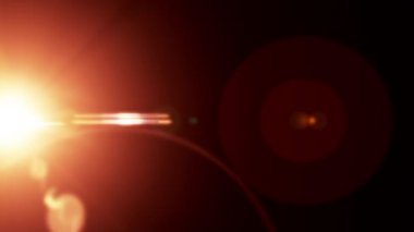 Parlak, parlak, parlak, parlak bir ışık. Lens ışığı solda beliriyor. Sağda ise dikey olarak ortadan kayboluyor. Soyut lens flair ışık efekti geçiş.