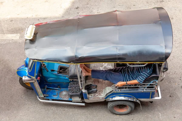 Müşteriler sokakta Chiang Mai, Tayland bir tuk-tuk sürücüsü bekler.