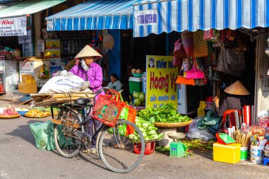 Nha Trang, Vietnam - 18 Aralık: Vietnam kadınlar geleneksel konik şapkalı ıslak piyasada bulunan 18 Aralık 2015 Nha Trang, Vietnam.