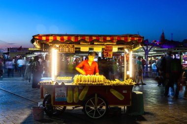 Istanbul, Türkiye - 14 Ağustos: Sokak gıda satıcı Mısır koçanı ve kavrulmuş kestane Istanbul Caddesi üzerinde 14 Ağustos 2018 İstanbul ' da satıyor.