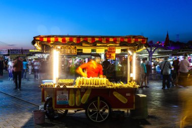 Istanbul, Türkiye - 14 Ağustos: Sokak gıda satıcı Mısır koçanı ve kavrulmuş kestane Istanbul Caddesi üzerinde 14 Ağustos 2018 İstanbul ' da satıyor.