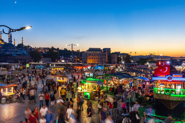 СТАМБУЛ, ТУРКЕЙ - 14 августа: Толпа людей, идущих на площади Эминону в Стамбуле. 14 августа 2018 года в Стамбуле, Турция
.