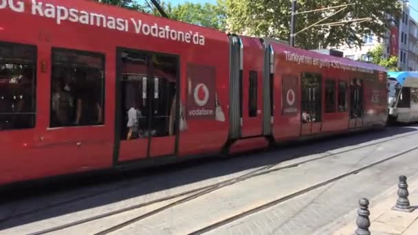 Istanbul Turkiet Augusti Två Spårvagnar Mot Varandra Gatan Istanbul Augusti — Stockvideo