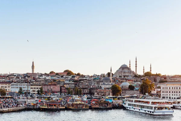 Istanbul, Türkiye - 14 Ağustos: Istanbul görünümü arka planda Süleymaniye Camii ile Haliç arasında 14 Ağustos 2018, Istanbul, Türkiye.