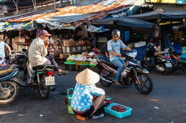 Nha Trang, Vietnam - Ağustos 06: Bir kadın üzerinde 06 Ağustos 2018 yılında Nha Trang, Vietnam semt pazarı, kurutulmuş balık satıyor.