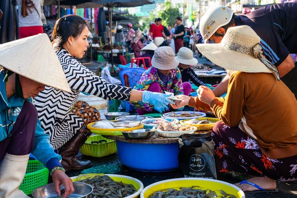 Nha Trang Vietnam Agosto Una Mujer Vende Mariscos Mercado Callejero —  Fotos de Stock