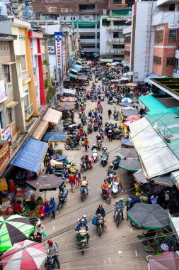 Da Lat, Vietnam - 23 Eylül: Görünümüne yukarıdan trafik sıkışıklığı Vietnamca street Market üzerinde 23 Eylül 2018 yılında Da Lat, Vietnam.