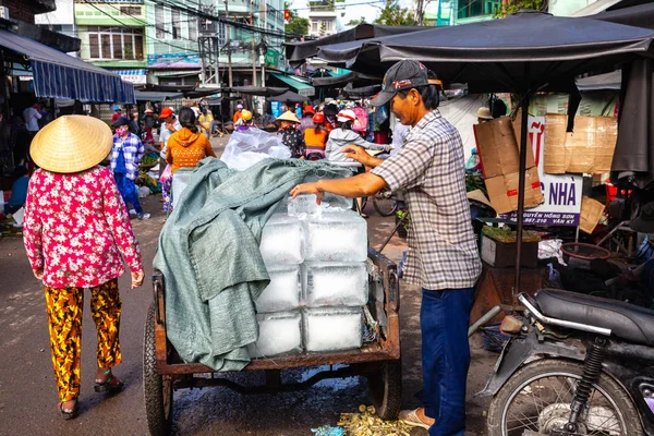 Nha Trang Vietnam Septiembre Vietnamita Vende Hielo Mercado Presa Cho — Foto de Stock