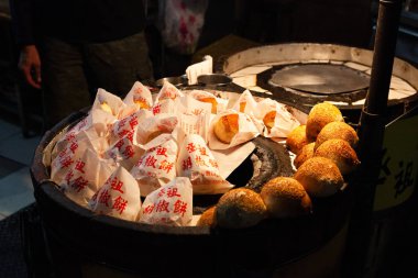Jiufen, Tayvan - 6 Kasım: karabiber domuz buns satışa Jiufen 6 Kasım 2018 Jiufen, Tayvan üzerinde gece pazarı.