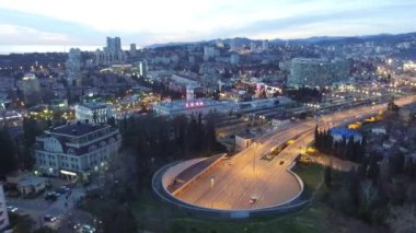 Güzel dron görünümü şehir, dağlar ve katlama Kurortnyy Prospekt otoyol alacakaranlıkta, Sochi, Rusya Federasyonu