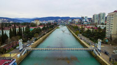Malyy Kubanskiy köprüden Sochi nehir, binalar ve bulutlu gün, Rusya Soçi şehir sokaklarında dron görünümü