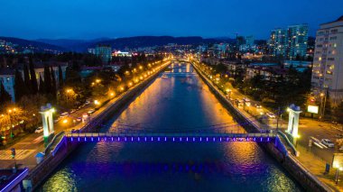 Malyy Kubanskiy köprüden Sochi nehir, binalar ve alacakaranlıkta, Rusya Soçi şehir sokaklarında dron görünümü