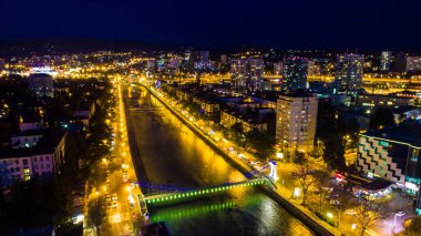 Malyy Kubanskiy köprüden Sochi nehir, binalar ve alacakaranlıkta, Rusya Soçi şehir sokaklarında dron görünümü