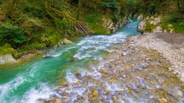 Bahar günü, Sochi, Rusya Federasyonu Khosta Nehri ve şeytanın kapısı kanyonda rapids dron görünümü