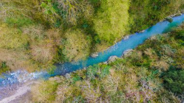 Yukarıdan aşağıya dron görünümü Khosta nehir ve orman Devil's Gate Canyon, Sochi, Rusya Federasyonu