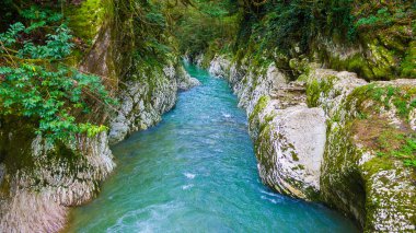 Doğal bahar peyzaj Khosta nehir ve beyaz kayalar şeytanın kapısı Kanyon, Sochi, Rusya Federasyonu 