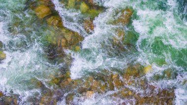 Islak kayalar ile dağ nehir rapids tepeden dron görünümünü altındaki