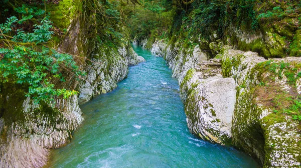 Doğal bahar peyzaj Khosta nehir ve beyaz kayalar şeytanın kapısı Kanyon, Sochi, Rusya Federasyonu 