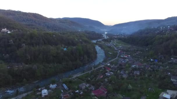 Vista Drone Montanhas Aldeia Plastunka Vale Rio Sochi Noite Primavera — Vídeo de Stock