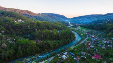 Dağlar ve Plastunka köyü bahar akşam, Sochi, Rusya Soçi Nehri vadisinde dron görünümü