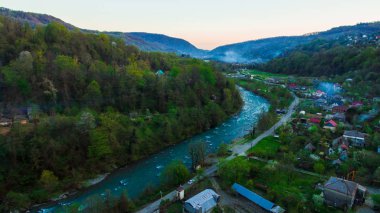 Dağlar ve Plastunka köyü bahar akşam, Sochi, Rusya Soçi Nehri vadisinde dron görünümü