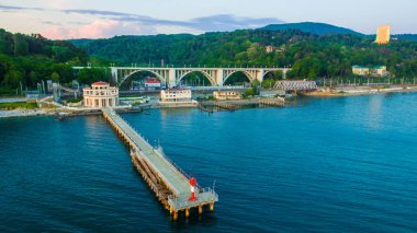 Robot Matsesta deniz istasyonu pier görünümünü bir arka plan Matsesta Viyadüğü yaz gün, Sochi, Rusya Federasyonu