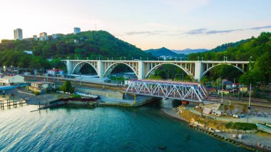 Matsesta Viyadüğü ve demiryolu köprüsü dron görünümünü arka planda dağlar yaz gün, Sochi, Rusya Federasyonu