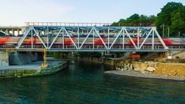 Yaz günü, Sochi, Rusya Federasyonu Matsesta Nehri ile bulanık hareket Tren Demiryolu Köprüsü'nün ön görünüm robot