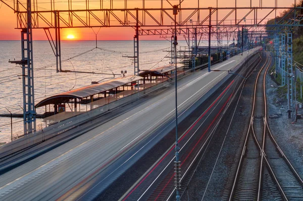 Vista Aérea Estação Ferroviária Com Movimento Trem Borrado Fundo Mar — Fotografia de Stock