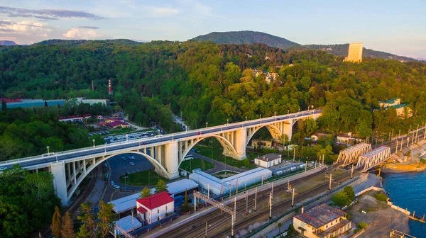 Vista Drone Viaduto Matsesta Fundo Densa Floresta Nas Montanhas Dia — Fotografia de Stock