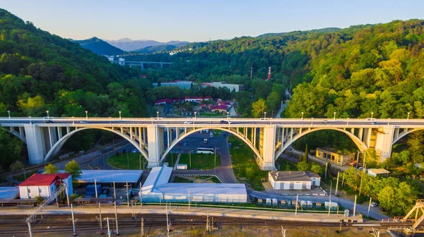 Vista Drone Viaduto Matsesta Ferrovia Fundo Montanhas Com Floresta Densa — Fotografia de Stock