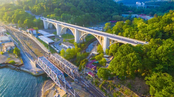 Matsesta Viyadüğü ve demiryolu köprüsü görünümünü çağlayanlarla yoğun orman ile arka plan üzerinde hava güneşli yaz günü, Sochi, Rusya Federasyonu
