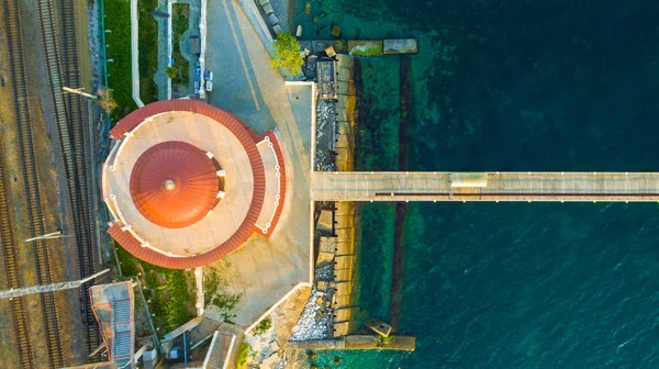 自顶向下无人机视图的 Matsesta 船站附近的铁路和码头在阳光明媚的夏日 俄罗斯 — 图库照片