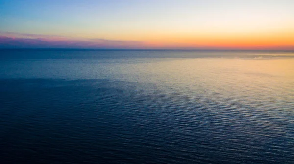 Drohnenblick Auf Eine Weite Meeresoberfläche Und Den Horizont Bei Sonnenuntergang — Stockfoto