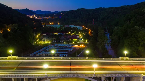 Vista Drone Viaduto Matsesta Iluminado Fundo Das Montanhas Com Floresta — Fotografia de Stock