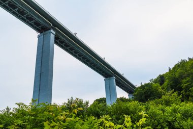 Yayılma ve destekler Zubova Schel Viyadüğü üzerinde bulutlu yaz günü, Sochi, Rusya Federasyonu içinde yemyeşil bitki örtüsü aşağılardan görünümü