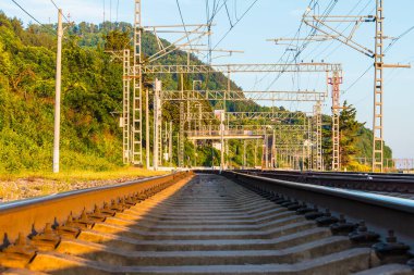 Güneşli bir günde, Sochi, Rusya Federasyonu dağ arka plan üzerinde mesafe içine gidiş demiryolu aşağılardan görünümü