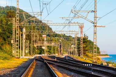 Demiryolu mesafe içine dağ arka plan üzerinde gidiş güneşli bir günde, Sochi, Rusya Federasyonu
