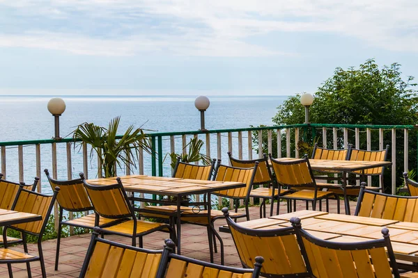 Terrass Med Träbord Och Stolar Med Havsutsikt Solig Sommardag — Stockfoto