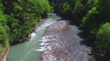 Sochi river gorge yoğun orman içinde güneşli yaz gün, Rusya ile dron görünümü