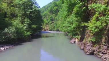 Sochi river gorge yoğun orman içinde güneşli yaz gün, Rusya ile dron görünümü