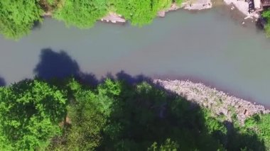 Sochi river gorge yoğun orman içinde güneşli yaz gün, Rusya ile yukarıdan aşağıya dron görünümü