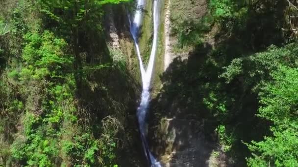 Drone Vista Cachoeira Orekhovsky Vegetação Rocha Íngreme Dia Ensolarado Verão — Vídeo de Stock