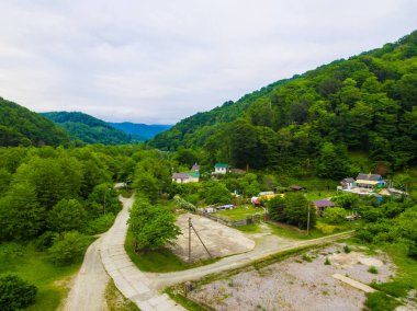 Drone görünümü içinde bulutlu yaz gün, Sochi, Rusya Chemitokvadzhe microdistrict vadisinde Zubova Schel Köyü