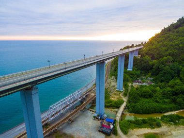 Zubova Schel Viyadüğü ve dağ tarafı ormanla dron görünümünü arka planda denizin içinde bulutlu yaz gün, Sochi, Rusya Federasyonu