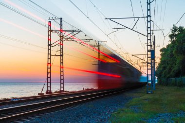 Alacakaranlık, Sochi, Rusya Federasyonu denizde arka plan bulanık hareket trende bir demiryolu güzel manzara