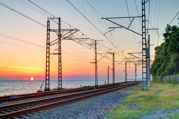 Bela Paisagem Uma Ferrovia Torres Linha Tração Fundo Mar Pôr — Fotografia de Stock