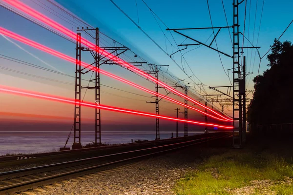 Bela Paisagem Uma Ferrovia Com Movimento Trem Borrado Fundo Mar — Fotografia de Stock